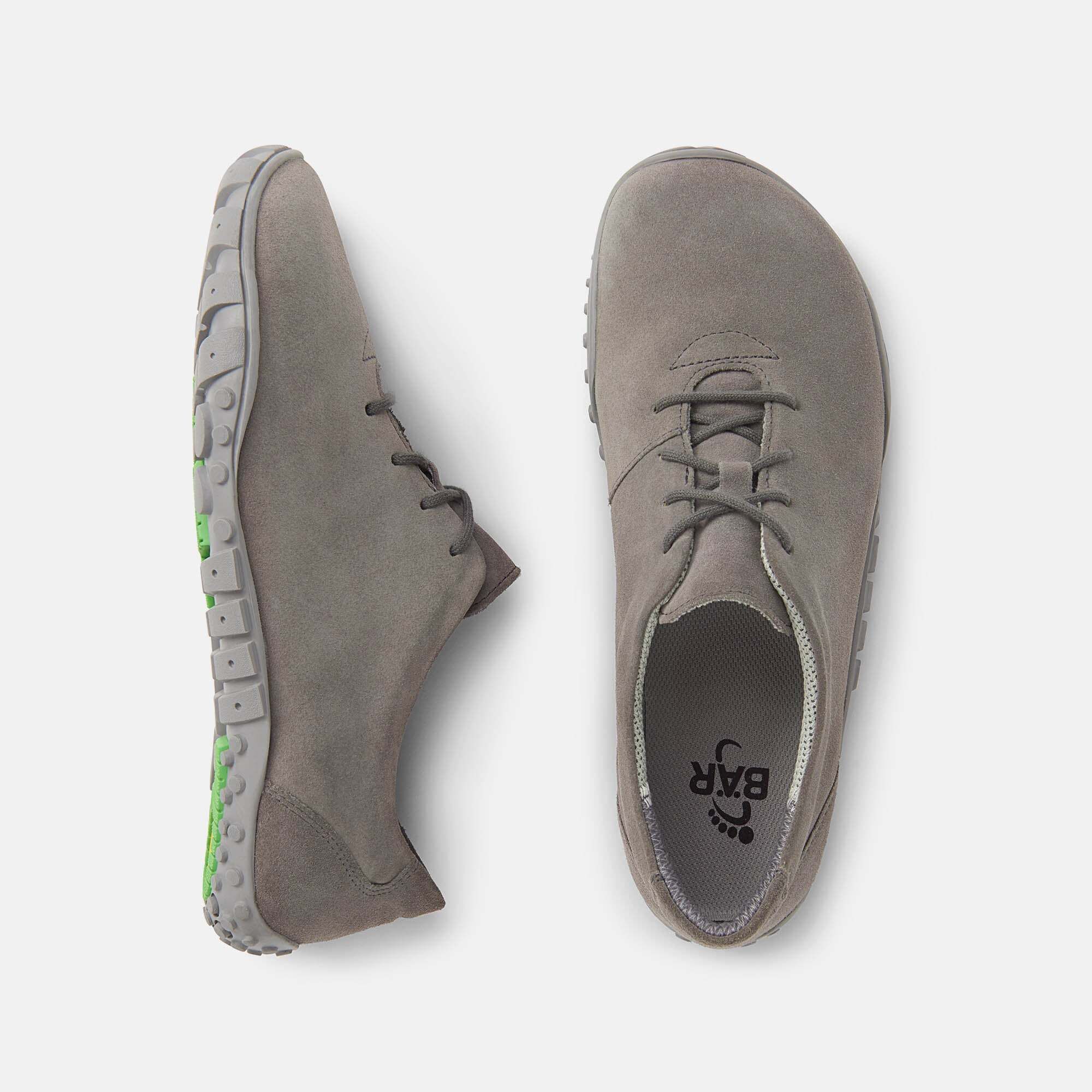 Graue Barfußschuhe mit Schnürung und grünen Akzenten auf der Sohle.
