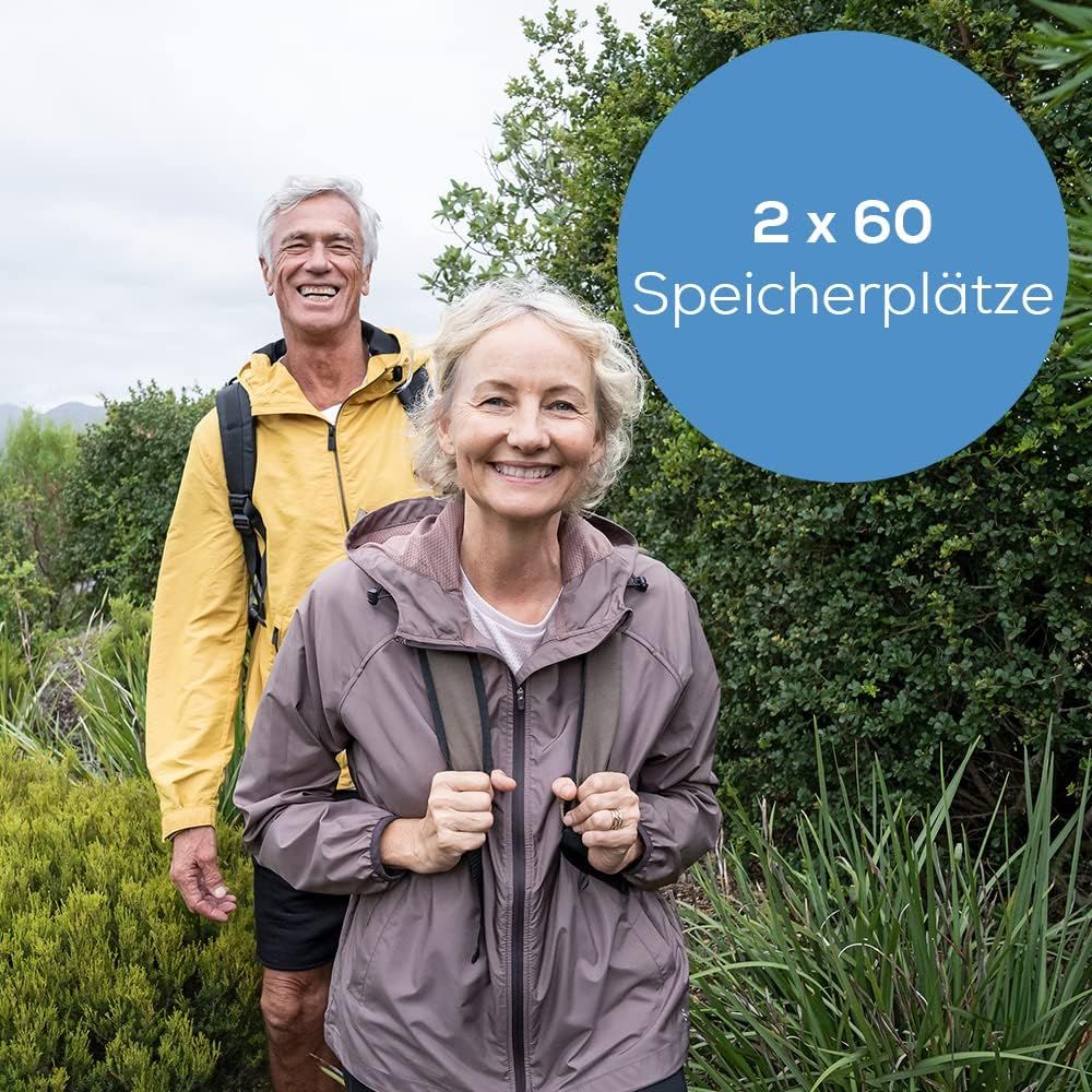 Älteres Paar beim Wandern. Auf blauem Kreis: 2 x 60 Speicherplätze.