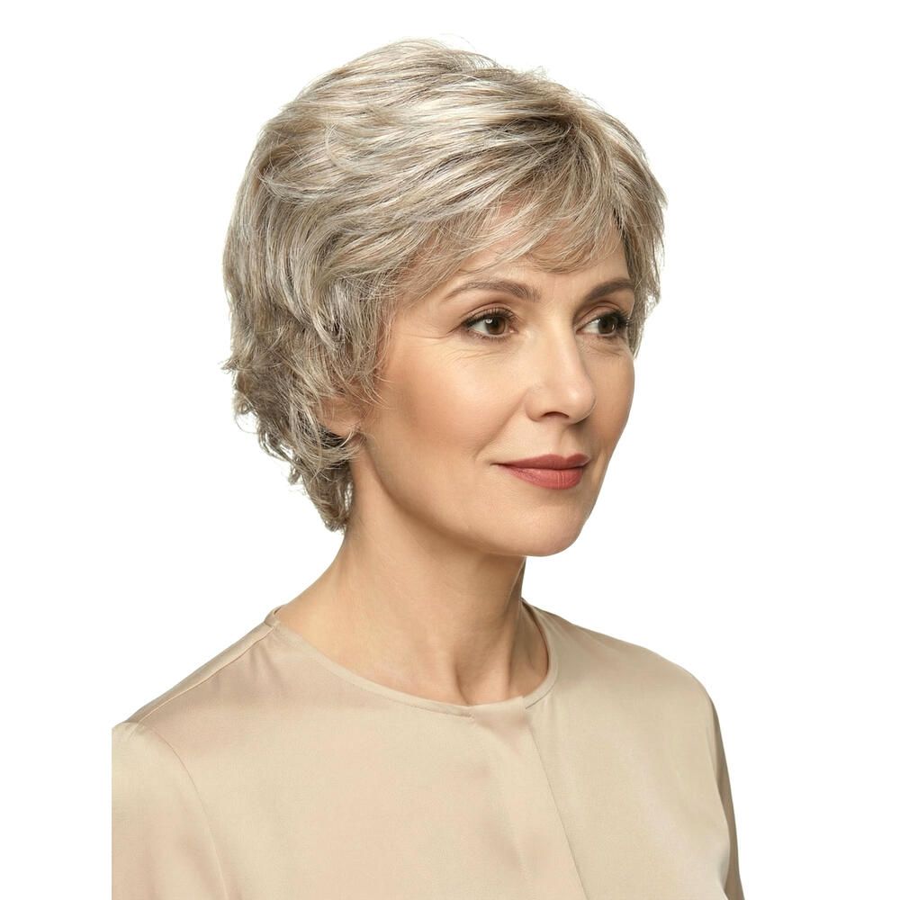 Kurzhaarperücke mit grauen Strähnen. Frontale Seitenansicht einer Frau mit beigem Oberteil. Frisur.