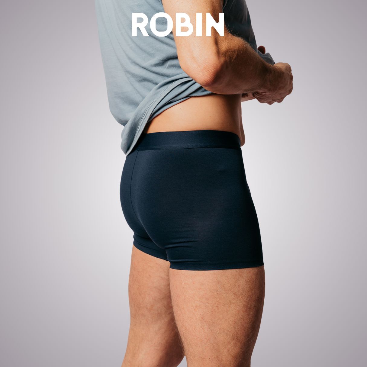 Rückansicht einer dunkelblauen Herren-Boxershorts, die eng anliegt.