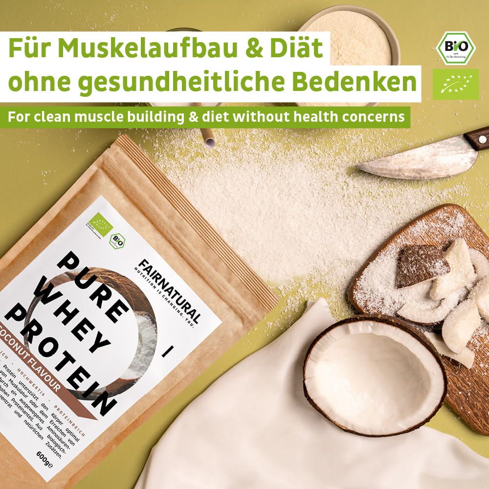 FAIRNATURAL Bio Whey Protein Kokosnuss-Geschmack: Beutel, Kokosnuss-Stücke, Schale und verstreutes Pulver auf einem Holzteller.