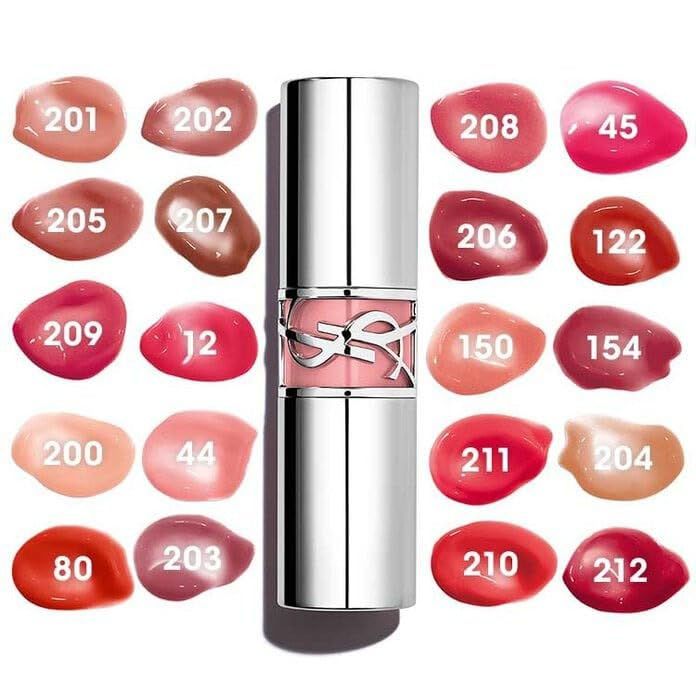 Ein Lippenstift mit silberner Hülle und rosa Akzenten. Umgeben von Farbmustern in verschiedenen Rosatönen.