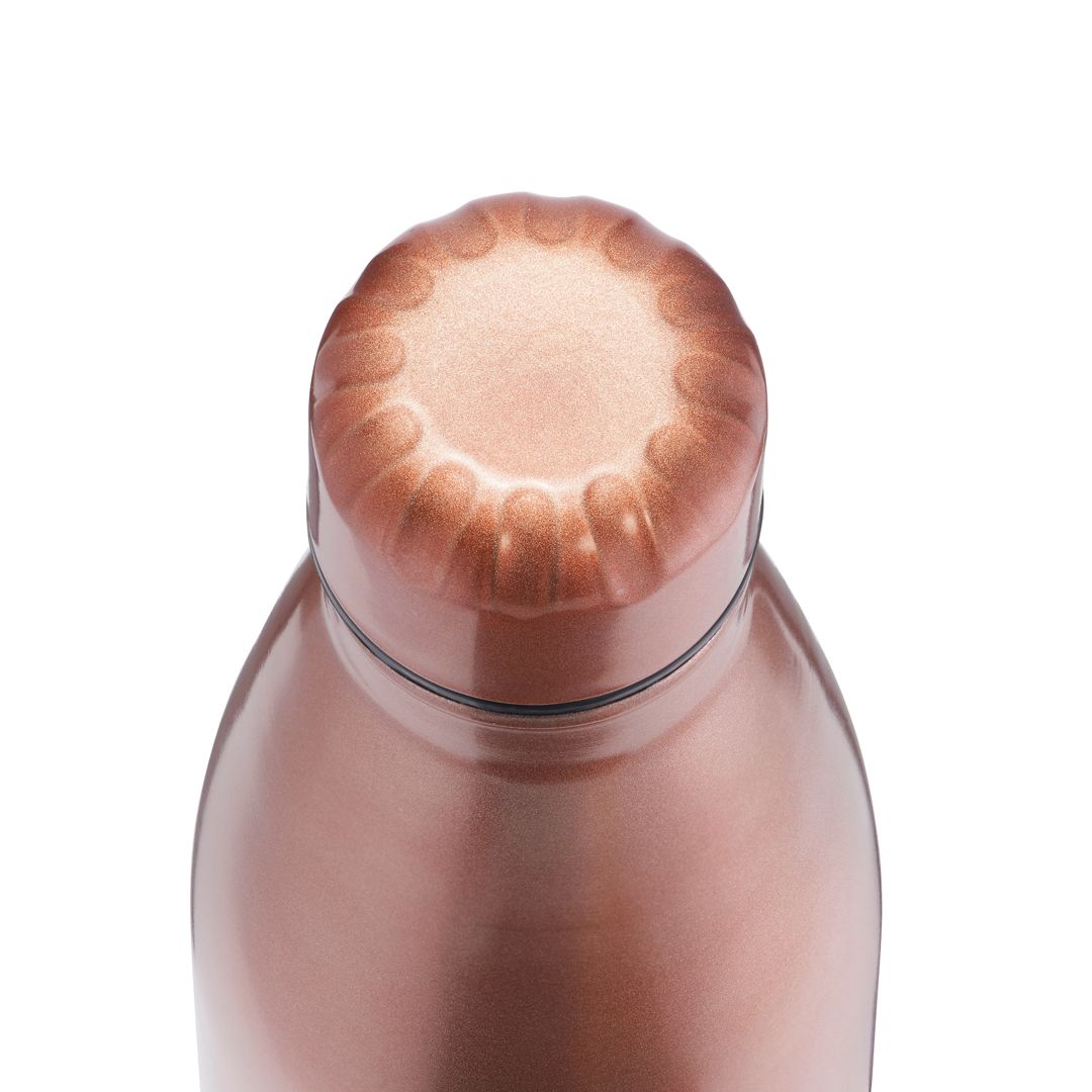 Nahaufnahme des Deckels einer roséfarbenen Edelstahl-Trinkflasche. Geriffelte Oberfläche.