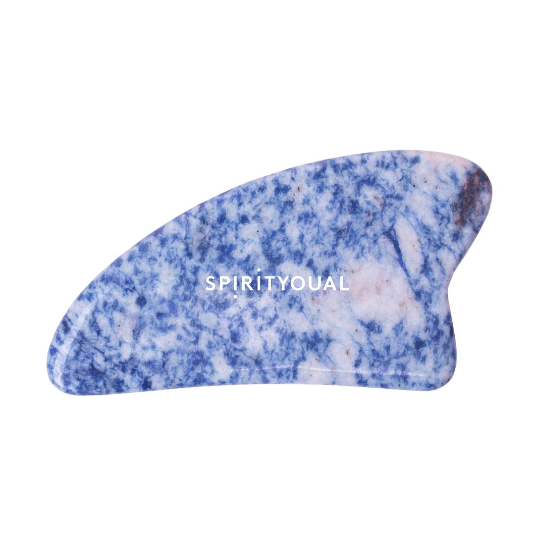 Blau-weißes Gua Sha. Markenschriftzug SPIRITYOUAL. Geformt für Gesichtsmassage. Aus Sodalith-Stein.
