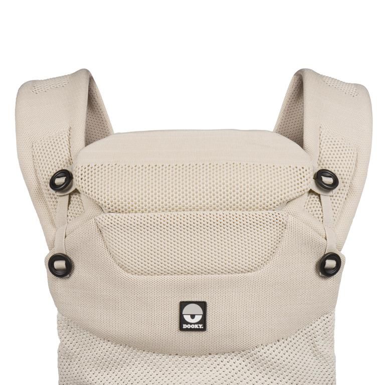 Draufsicht auf eine beige Babytrage mit Mesh-Einsätzen und schwarzen Schnallen. Das Logo ist sichtbar.