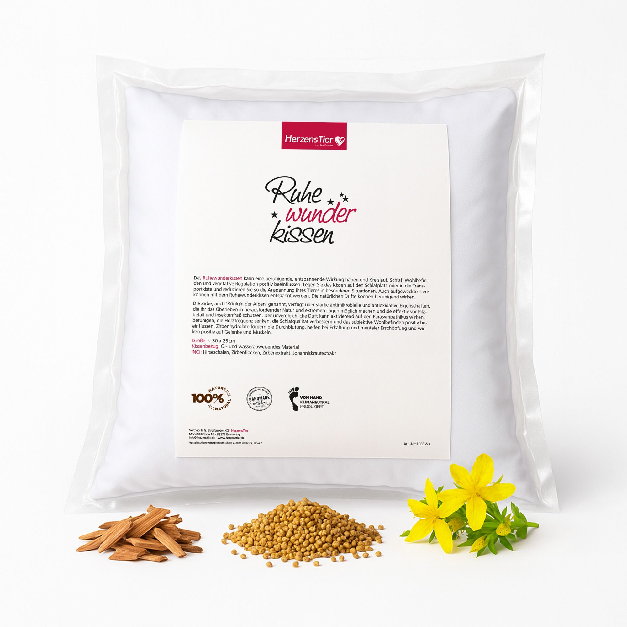 Weißes Kissen in Folienverpackung. Aufdruck mit Produktname und Logo. Darunter Holzstücke, Kügelchen und gelbe Blüten.