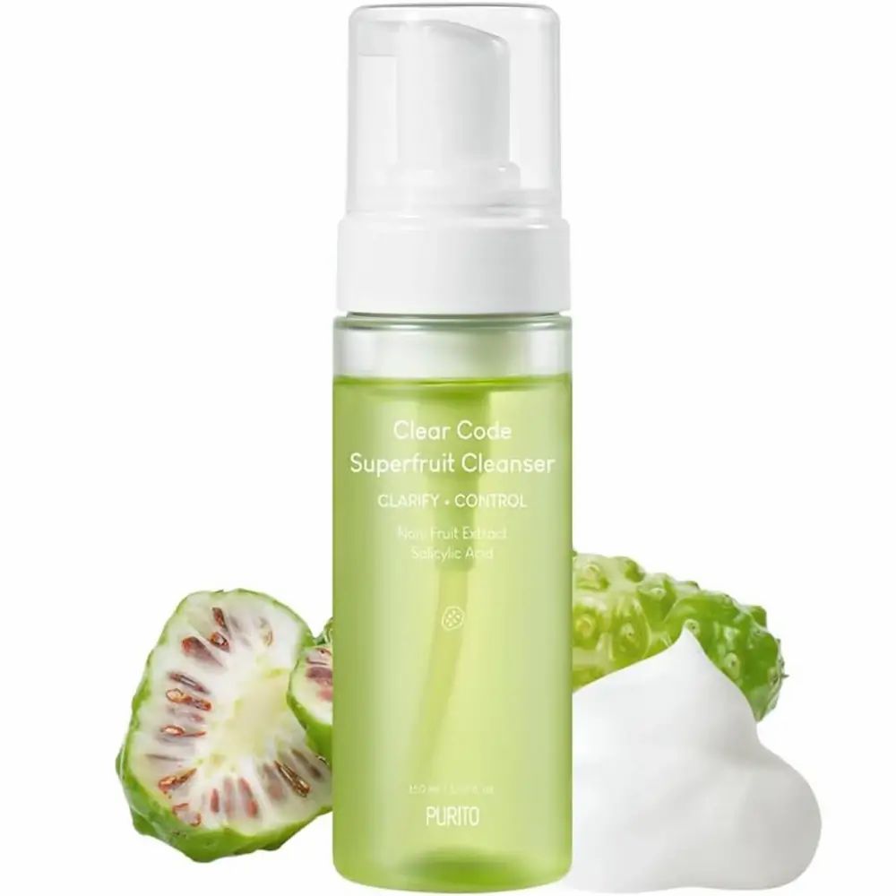 Transparente Flasche mit weißem Pumpspender, daneben Frucht und Schaum. Beschriftung: Clear Code Superfruit Cleanser. PURITO-Logo.