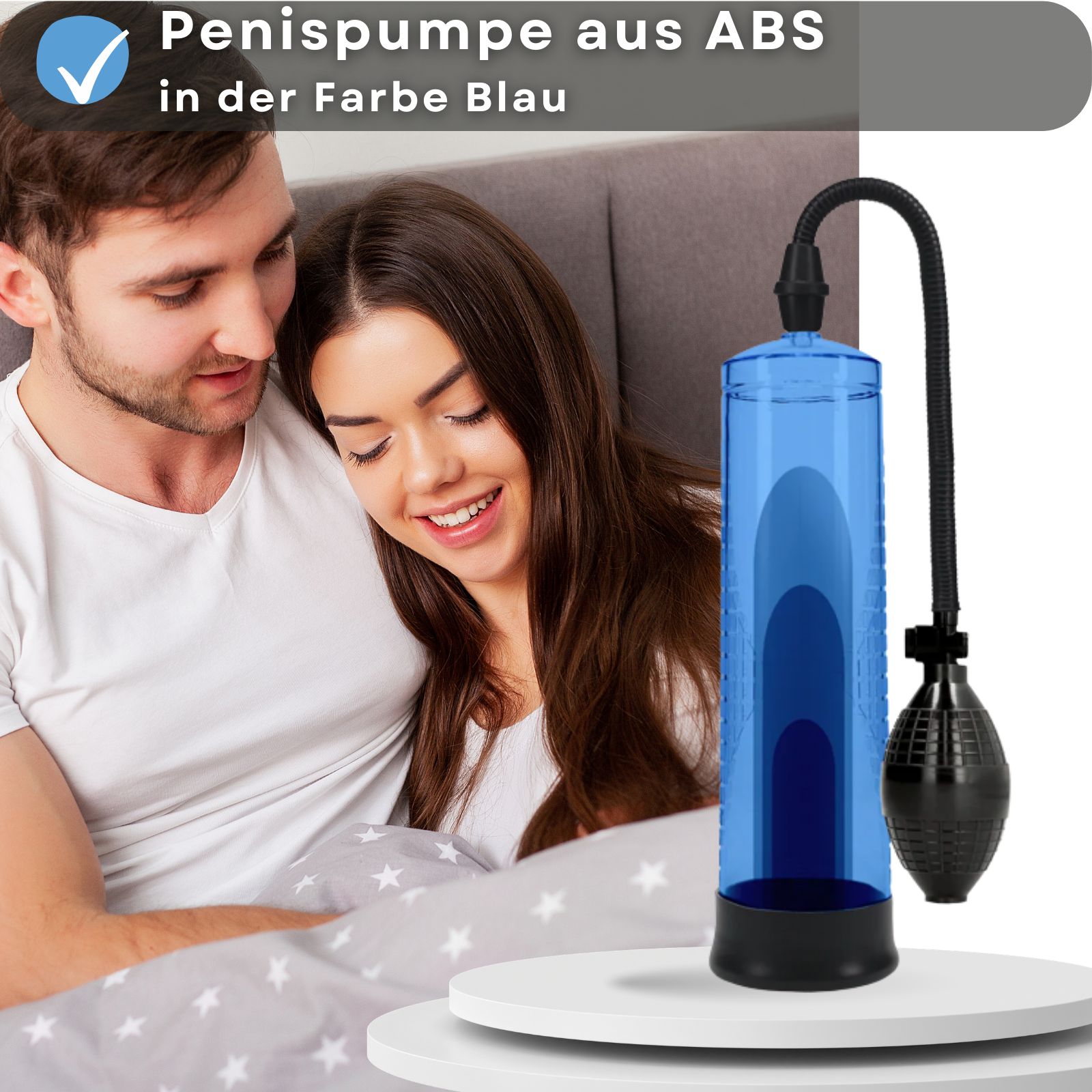 Paar, blaue Pumpe mit Pumpball. Text: 'Penisspumpe aus ABS' und weitere.
