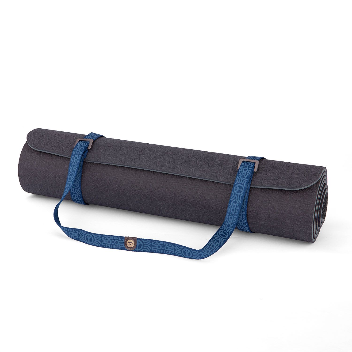 Opgerolde yogamat met blauwe draagriem. Riem met Peace-tekens. Mat ligt horizontaal.
