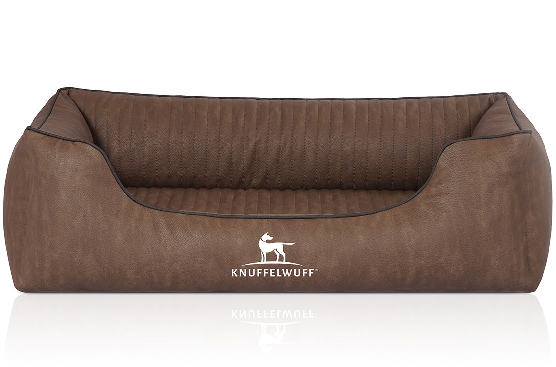 Braunes Hundebett mit gesteppter Oberfläche und erhöhtem Rand. Logo von Knuffelwuff. Rechteckige Form, Lederoptik.