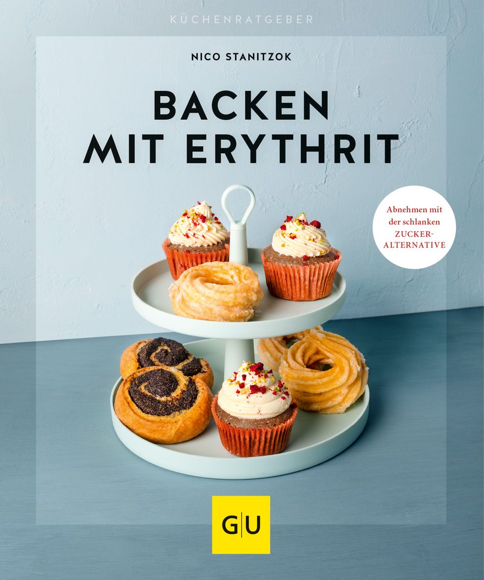 Buchcover mit Titel "Backen mit Erythrit". Auf einem Kuchenständer Gebäck: Cupcakes, Kringel und Schnecken. GU-Logo.