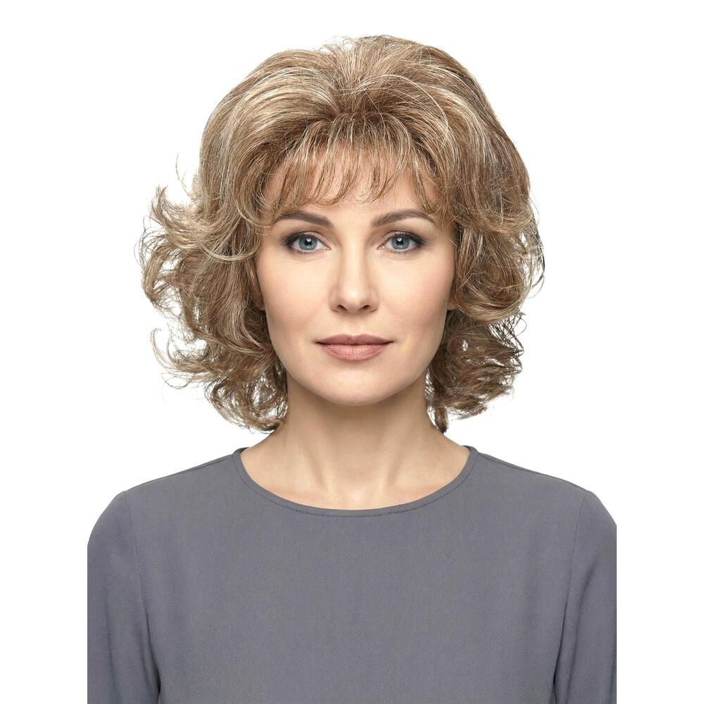 Frau mit Perücke. Kurze, wellige Haare in Blond- und Brauntönen. Frontale Ansicht.