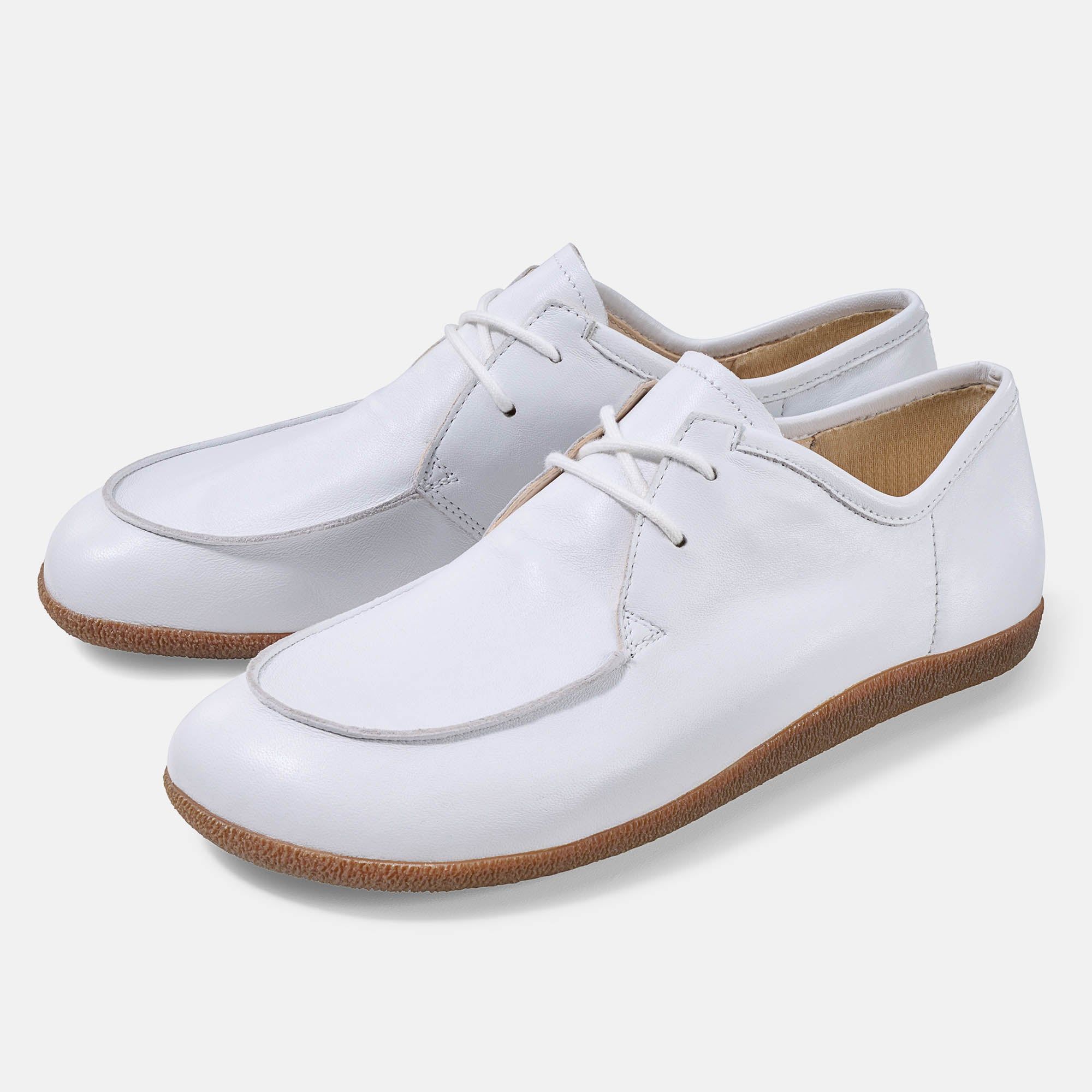 Weißer Schnürschuh mit brauner Sohle. Schuh von der Seite, leicht schräg.