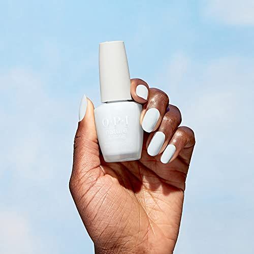 Hand hält hellblaue Nagellackflasche. OPI Nature Strong. Blauer Himmel im Hintergrund.