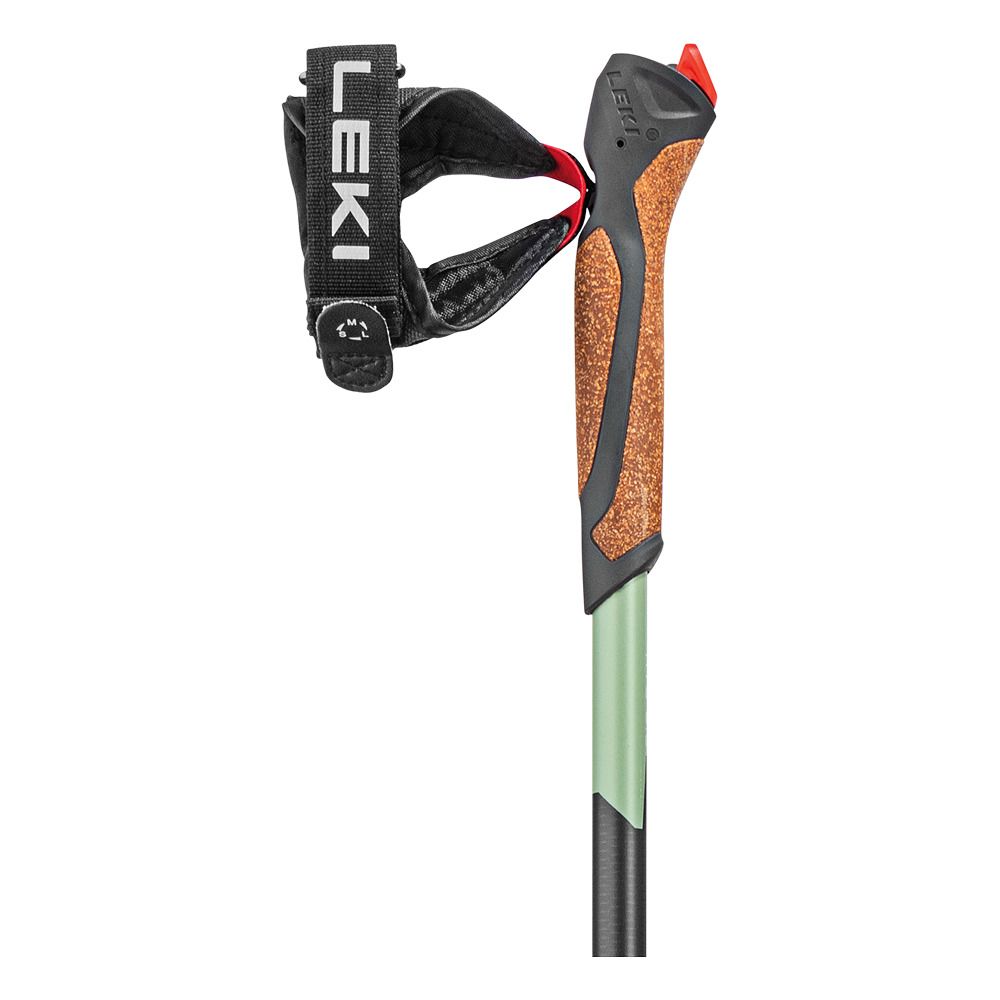 Nahaufnahme des Griffs eines Nordic-Walking-Stocks. Korkgriff, schwarze Handschlaufe mit LEKI-Logo. Roter Knopf.