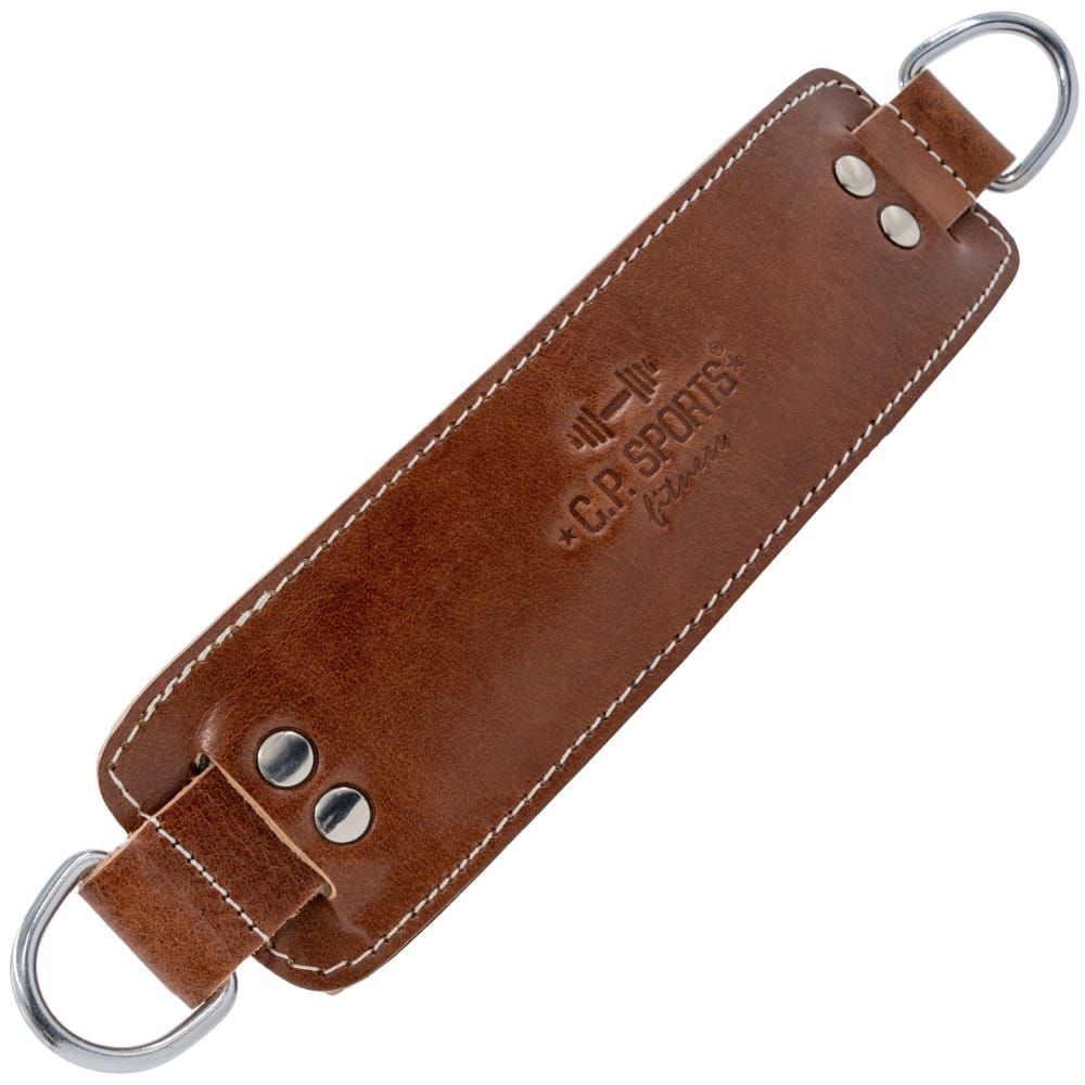 Braune Leder-Fußschlaufe mit zwei D-Ringen und weißen Nähten. Geprägt: C.P. SPORTS fitness. Zwei Metallnieten. Draufsicht.