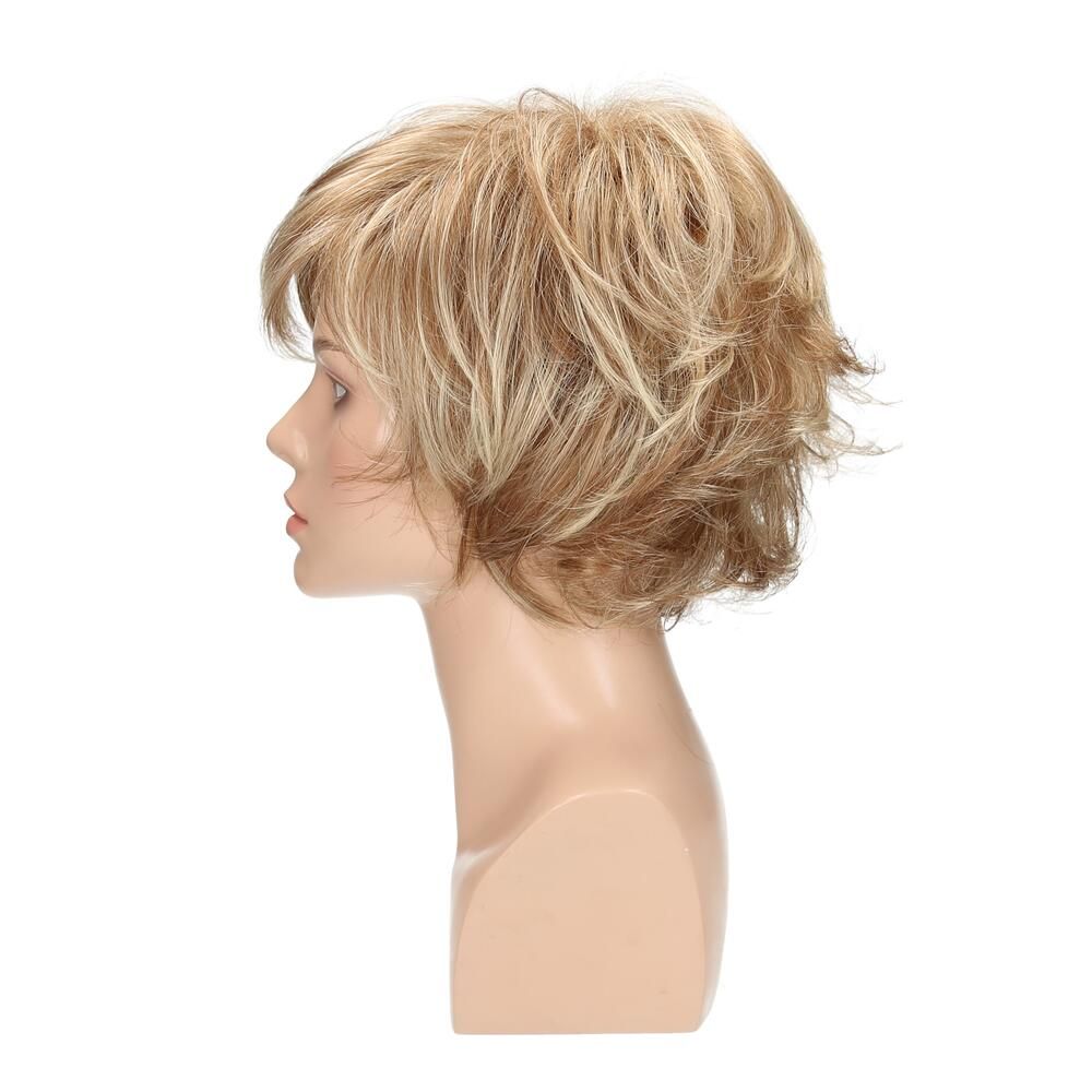 Perücke Michelle von Lofty, blond mit Strähnen, auf einem Schaufensterkopf. Seitenansicht.