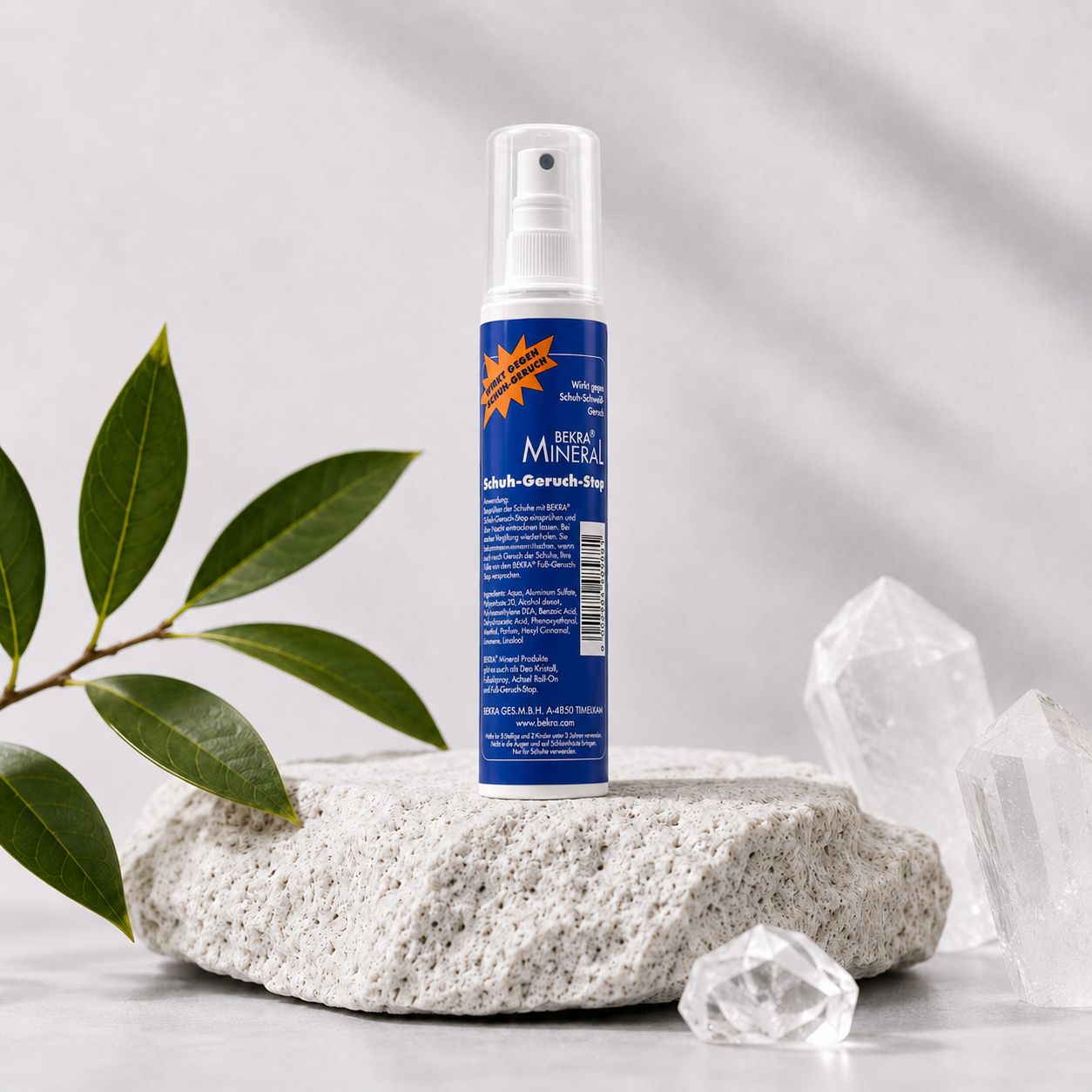 BEKRA Mineral Schuhgeruch Stop Sprayflasche auf Stein, mit Pflanzen und Kristallen. Detailansicht des Etiketts.