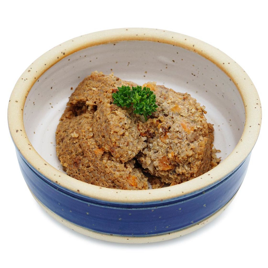 Hundefutter Fischers Fritz in einer blauen Keramikschale. Das Futter ist grob zerkleinert und mit Petersilie garniert.