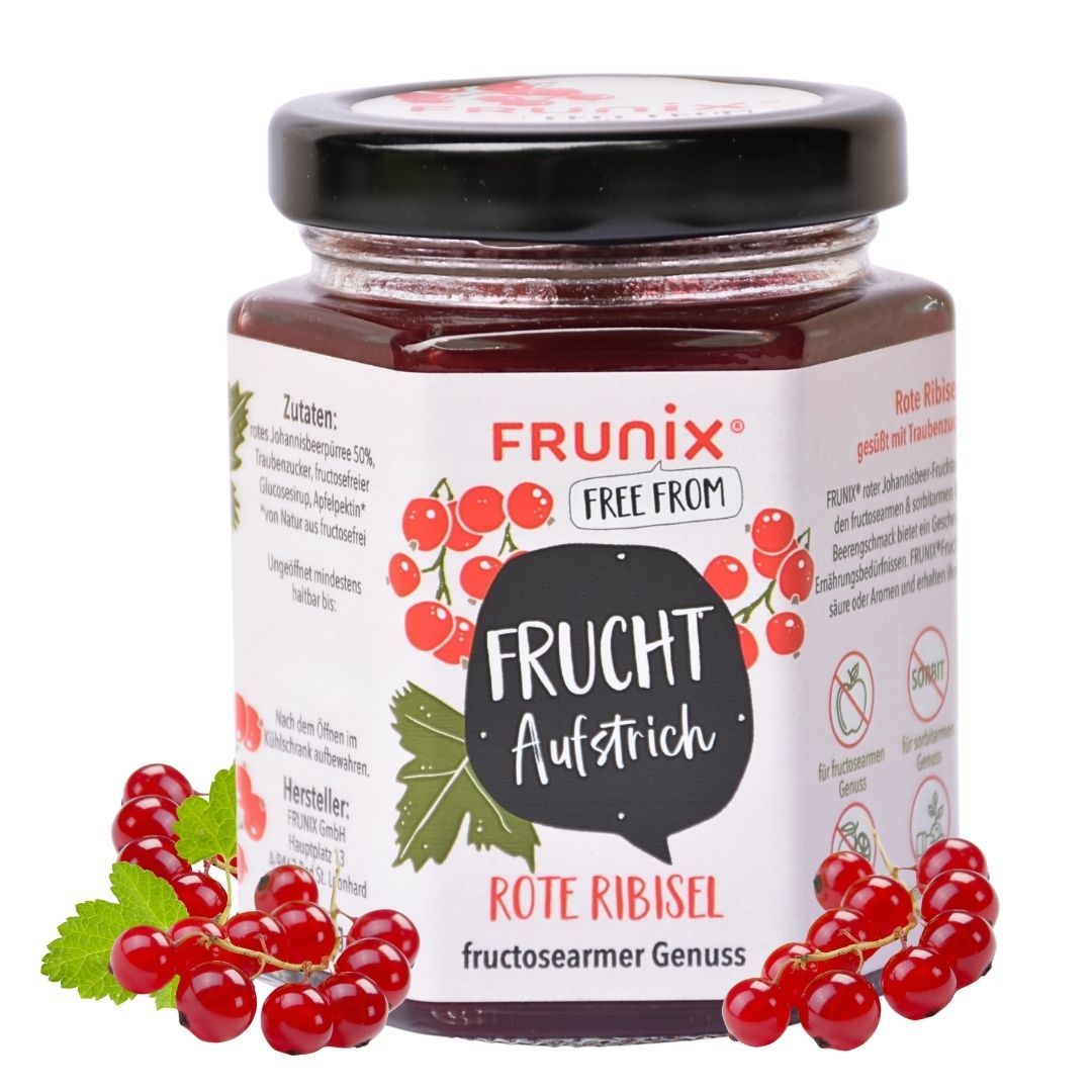 Glas mit rotem Fruchtaufstrich, schwarzem Deckel und Etikett. Rote Johannisbeeren und Blätter.