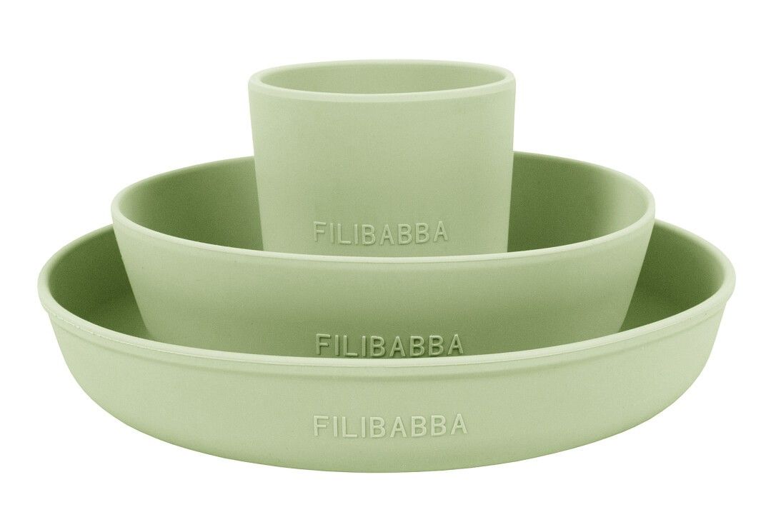 Hellgrünes Geschirr-Set mit Becher, Schüssel und Teller. FILIBABBA-Logo auf allen Teilen.