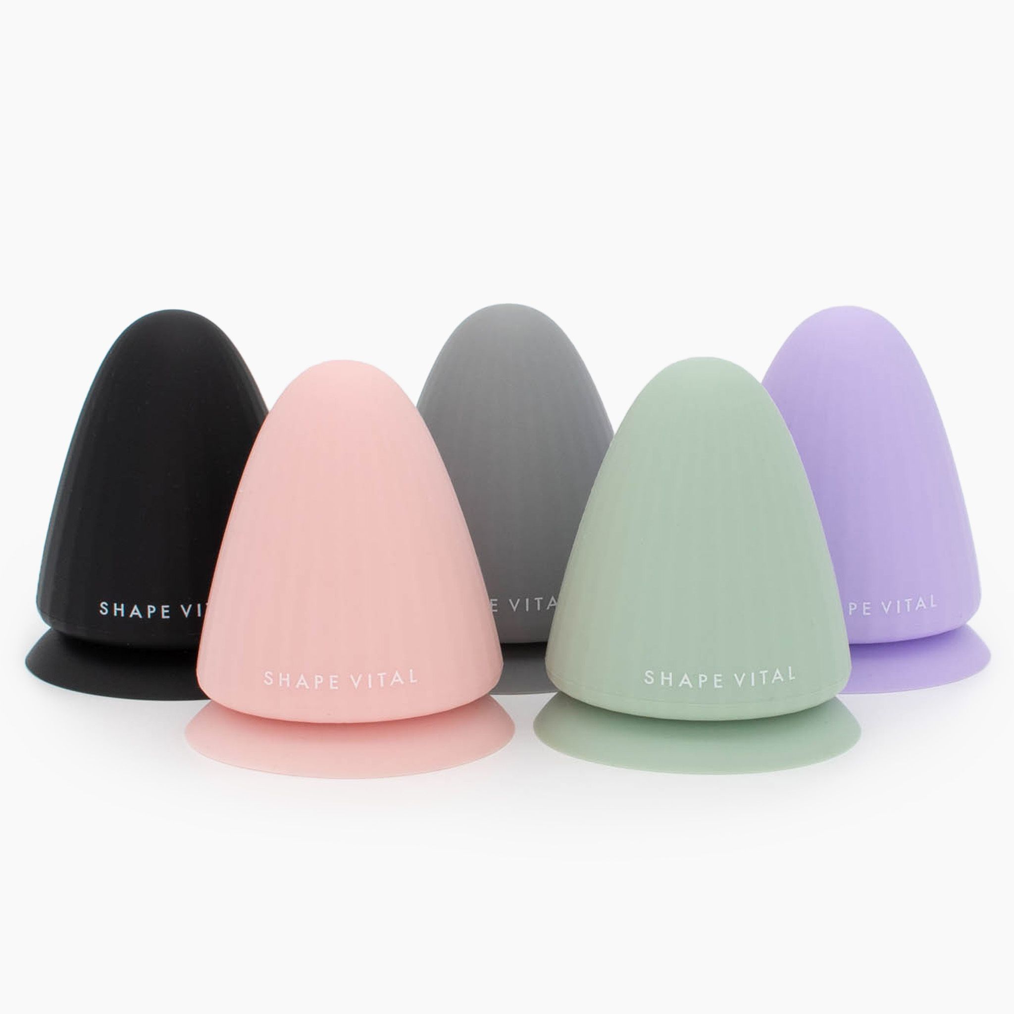 Fünf verschiedenfarbige, kegelförmige Produkte mit flacher Basis. Aufschrift "SHAPE VITAL".
