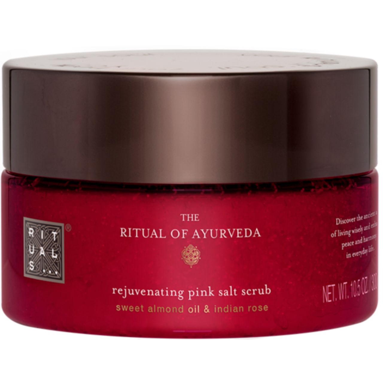 Roter Tiegel mit braunem Deckel. Aufschrift: The Ritual of Ayurveda, Rejuvenating pink salt scrub. Inhaltsstoffe: Sweet almond oil & indian rose.