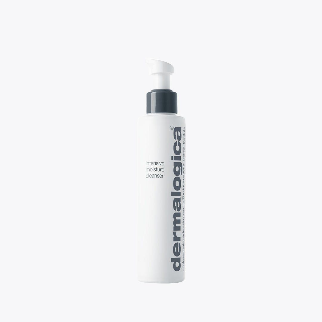 Dermalogica Intensive Moisture Cleanser. Flacone cilindrico bianco con erogatore grigio. Il nome del prodotto e il marchio sono stampati in nero sul flacone. Il flacone è in posizione verticale su sfondo bianco.