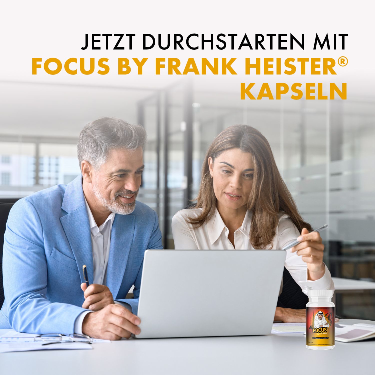 Mann und Frau betrachten Laptop. FOCUS by Frank Heister Kapseln-Flasche im Bild. Text: Jetzt durchstarten mit FOCUS by Frank Heister Kapseln.