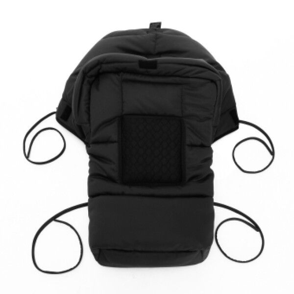 Schwarzer Lammfell Schlittensack mit Kordeln. Rückseite mit Netzmuster und Klettverschluss.