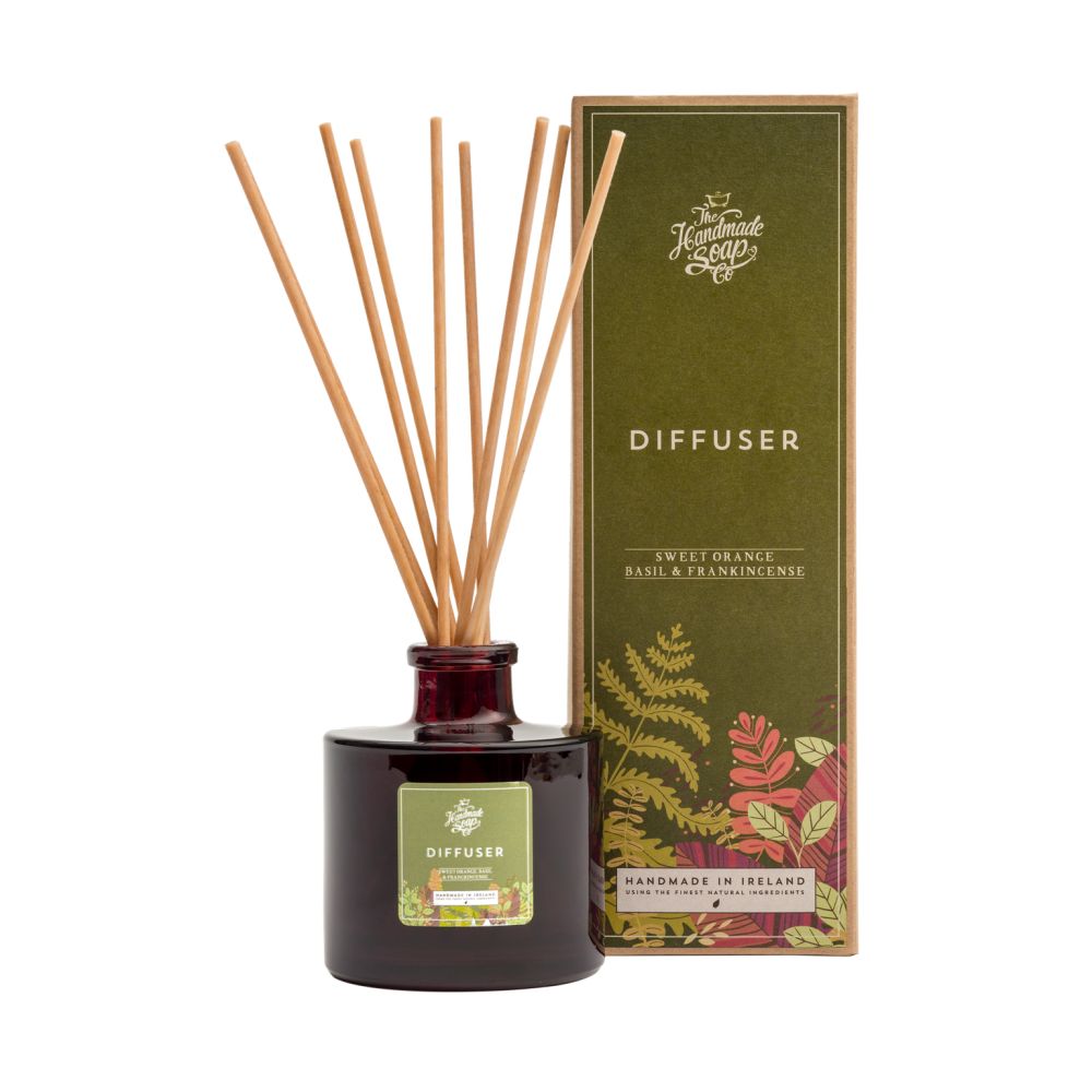 Diffusor mit Holzstäbchen und Verpackung. Aufschrift: Diffuser, Süßorange, Basilikum und Weihrauch. Hergestellt in Irland.