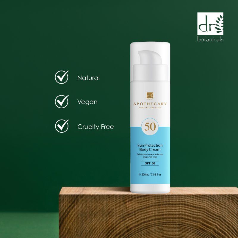 Körpercreme mit SPF 50. Weiße Flasche mit blauem Etikett. Natur, Vegan, Cruelty Free Symbole.