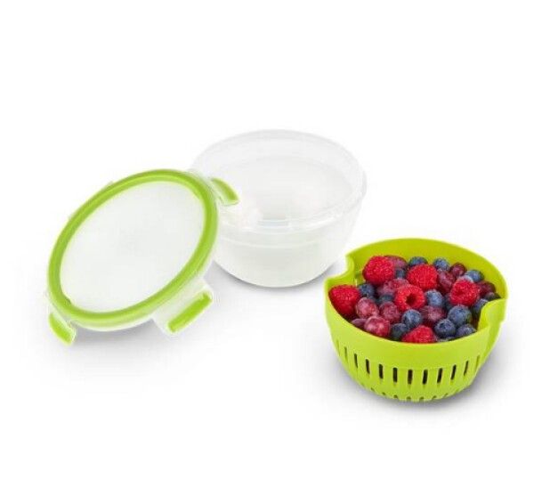 Grüner Obstkorb mit Deckel und Sieb. Der Korb enthält Beeren. Deckel und Sieb sind abgenommen.