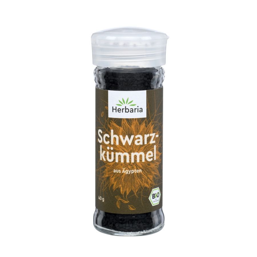 Glasflasche mit schwarzem Inhalt und weißem Deckel. Etikett mit "Herbaria Schwarzkümmel" und Bio-Siegel.