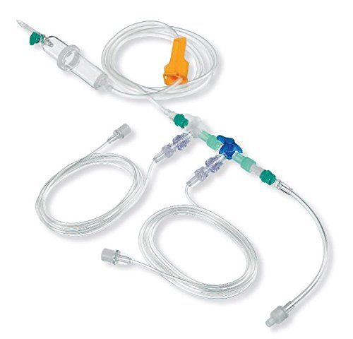 Infusionsbesteck mit mehreren Anschlüssen, transparenten Schläuchen, Tropfkammer, Konnektoren und einem gelben Verschluss.