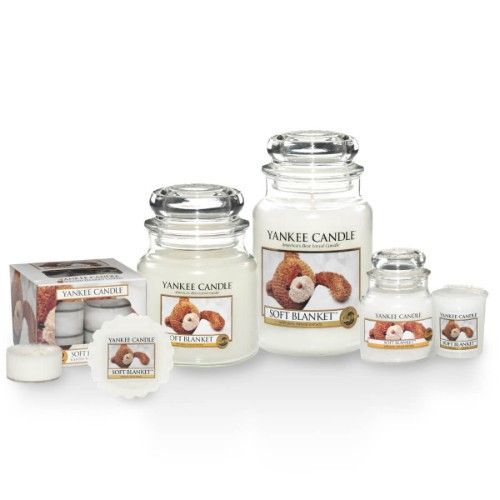 Mehrere Yankee Candle Kerzen im Glas, verschiedene Größen. Etiketten mit Teddybär-Motiv und Schriftzug "Soft Blanket".