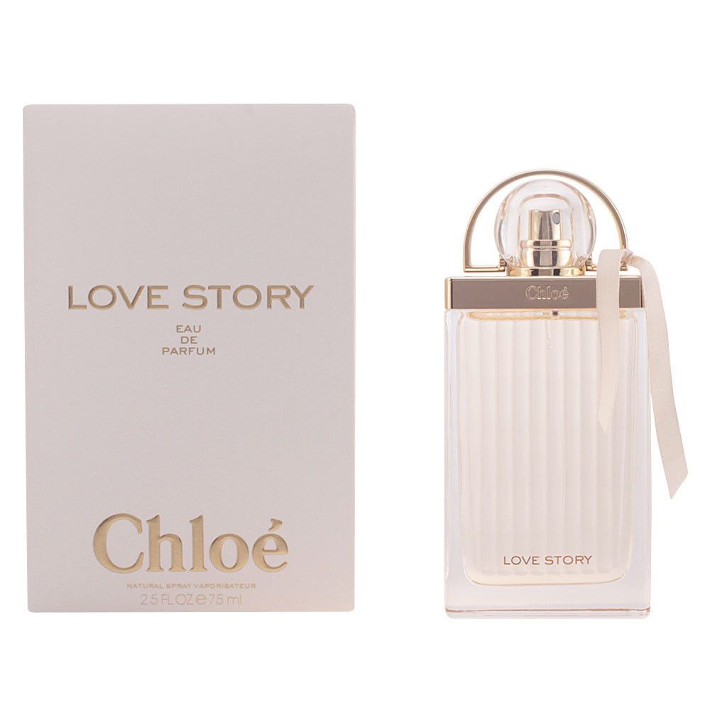 Parfümflasche und Schachtel. Auf der Schachtel steht "Love Story" und "Chloé". Die Flasche hat einen hellen Farbton.
