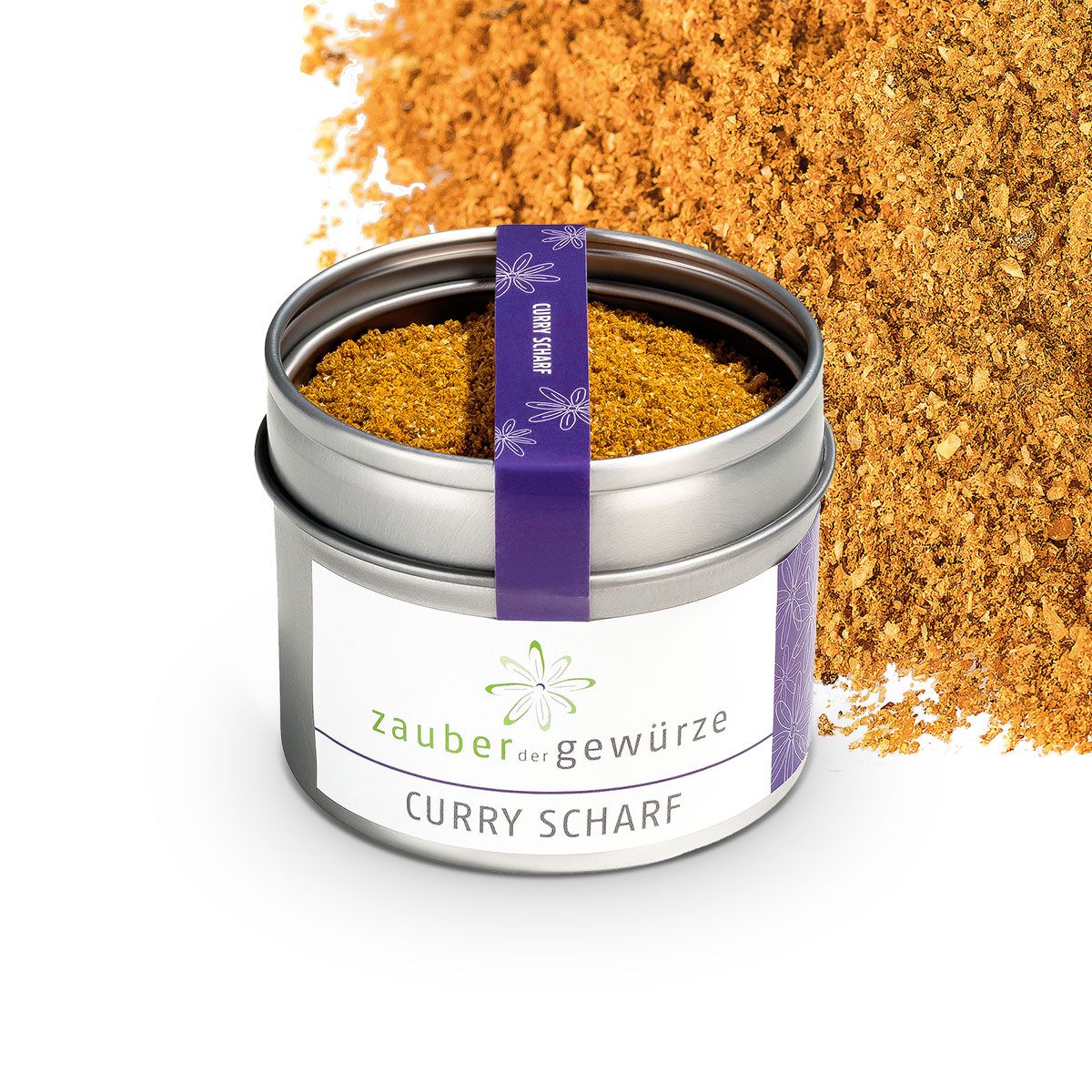 Geöffnete Dose Curry-Gewürz. Weißes Etikett mit 'Zauber der Gewürze' und 'Curry scharf'. Lila Band. Streuung von Gewürz daneben.