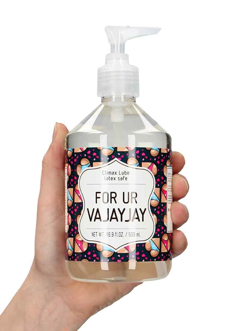 Transparente Flasche mit Pumpe. Aufschrift: FOR UR VAJAYJAY. Wird von einer Hand gehalten.