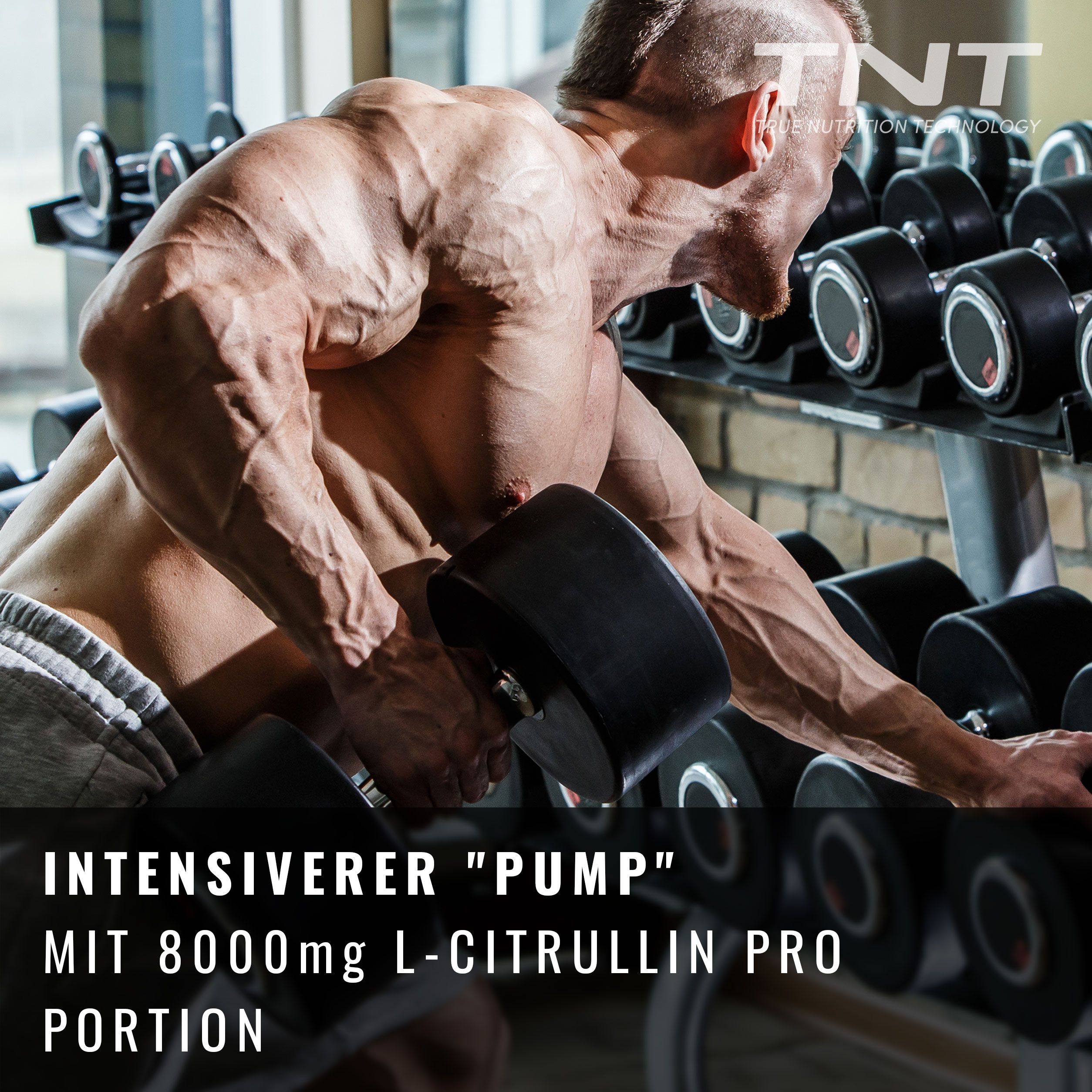 Mann trainiert mit Gewichten. Text: Intensiverer "Pump" mit 8000mg L-Citrullin pro Portion.