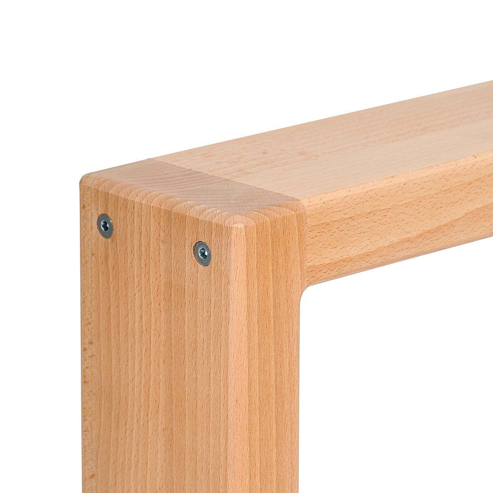 Nahaufnahme einer Ecke des Holzrahmens. Eckverbindung mit Schrauben.