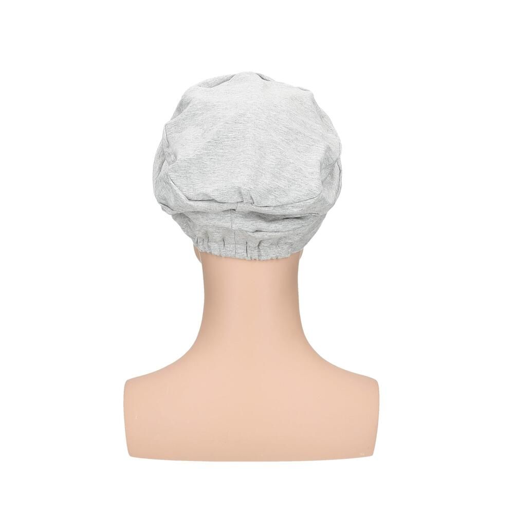 Hellgrauer Turban auf einer Schaufensterpuppe. Rückansicht. Stoffhaube mit geraffter Struktur.