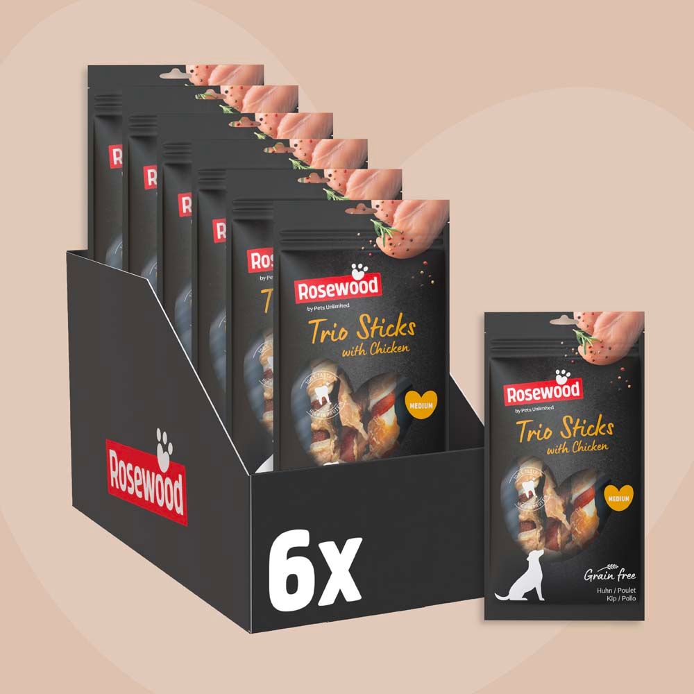 Karton mit 6 Packungen Hundesnacks. Eine Packung und ein Snack liegen daneben. Aufschrift: Trio Sticks with Chicken.