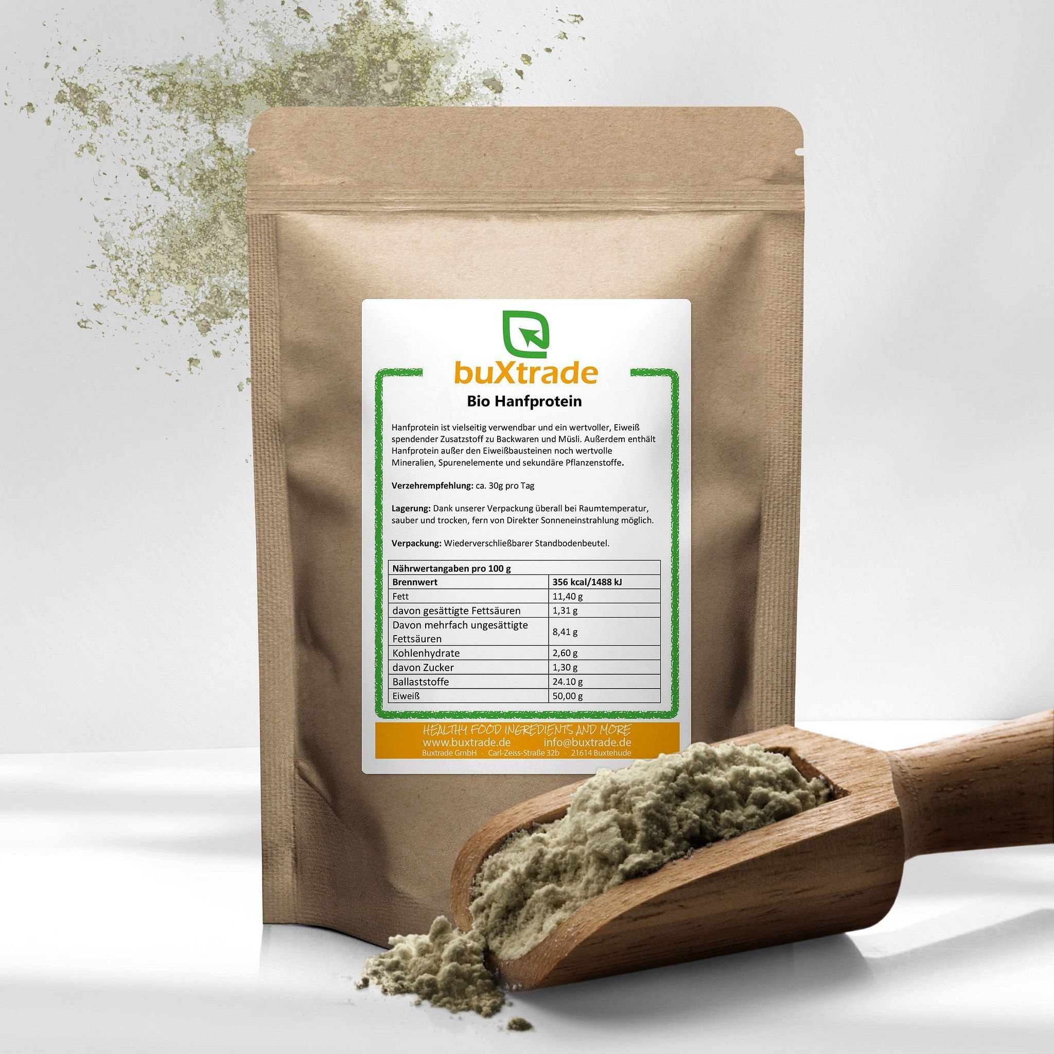 Braune Tüte mit weißem Etikett. Auf dem Etikett steht "buXtrade Bio Hanfprotein". Daneben ein Holzlöffel mit Pulver.