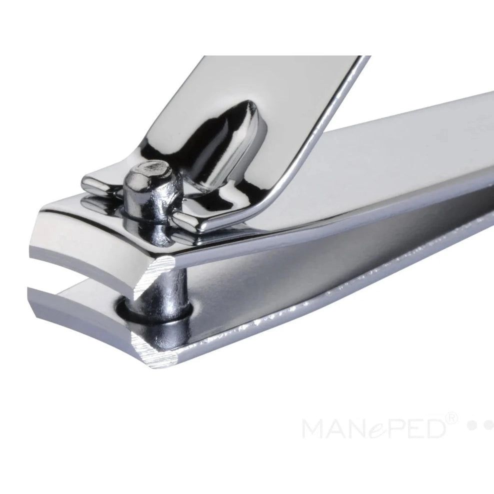 Nahaufnahme eines Nagelknipsers aus Metall. Detailansicht der Schneidekante. MANePED Logo.