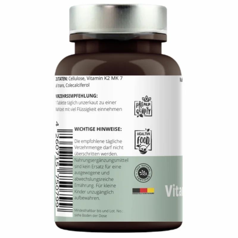 Braune Flasche mit weißem Etikett. Aufschrift: Vitamin D3 & K2. Hinweise, Inhaltsstoffe. Logos: Premium Quality, Healthy Food, Naturprodukt.