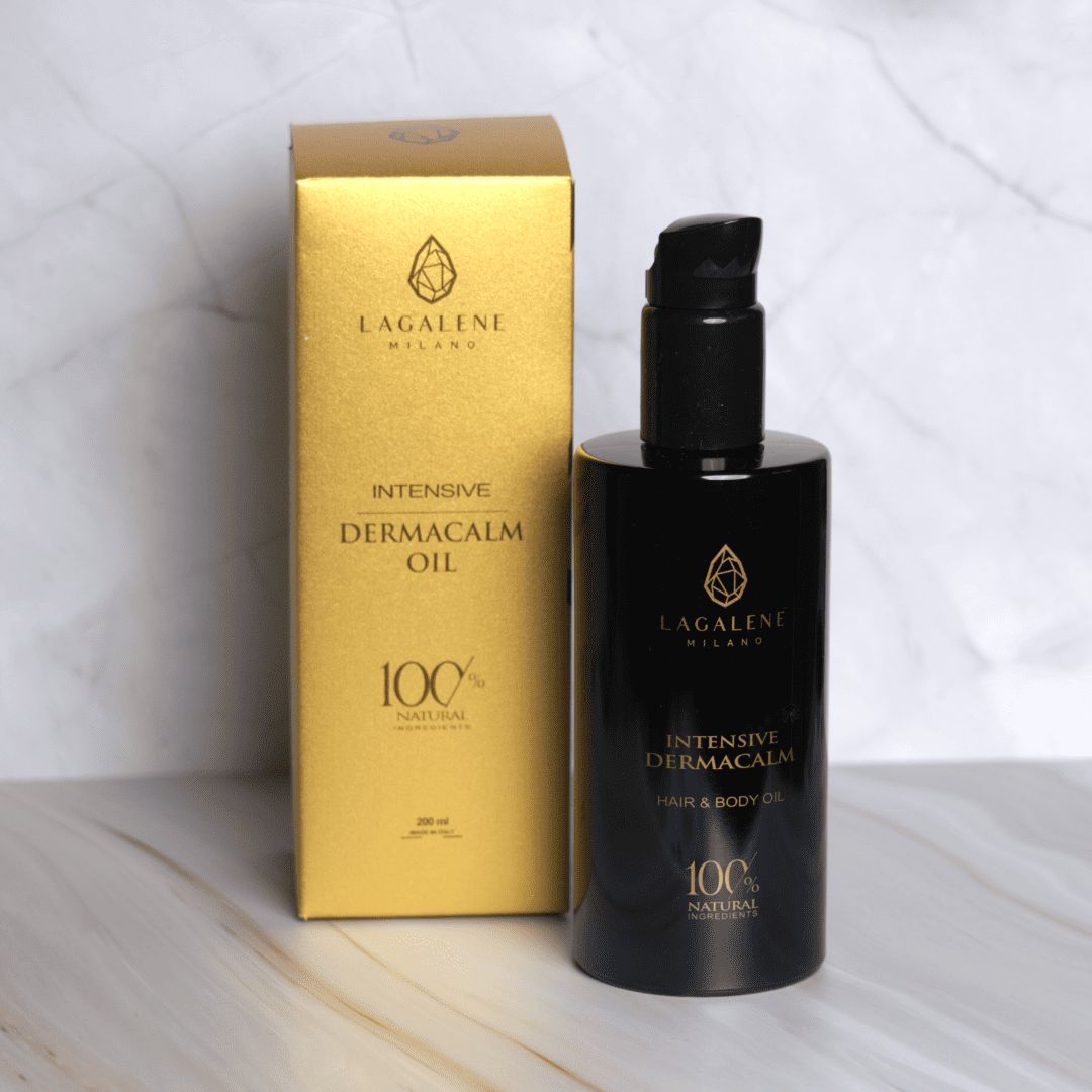 Schwarze Flasche und goldene Verpackung. Aufschrift: Intensive DermaCalm Oil, 100% Natural. Lagalene Milano Logo. Hintergrund: Marmor.
