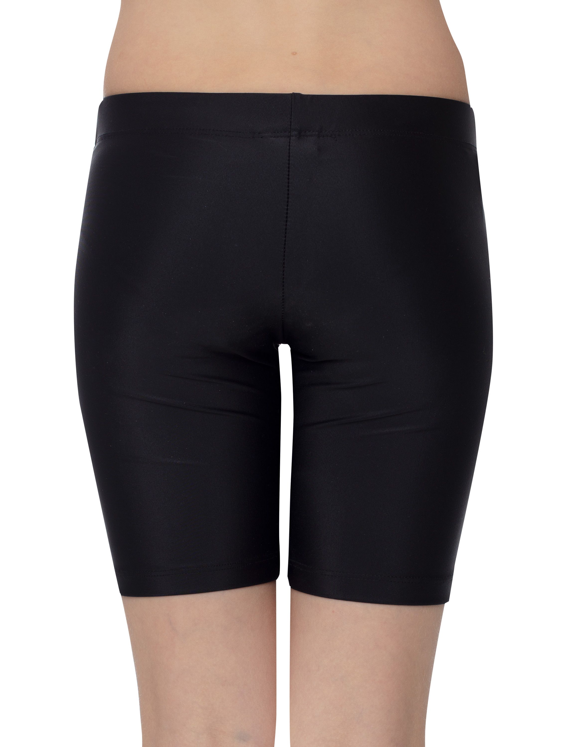 Schwarze Shorts. Rückansicht. Kurze, eng anliegende Hose.