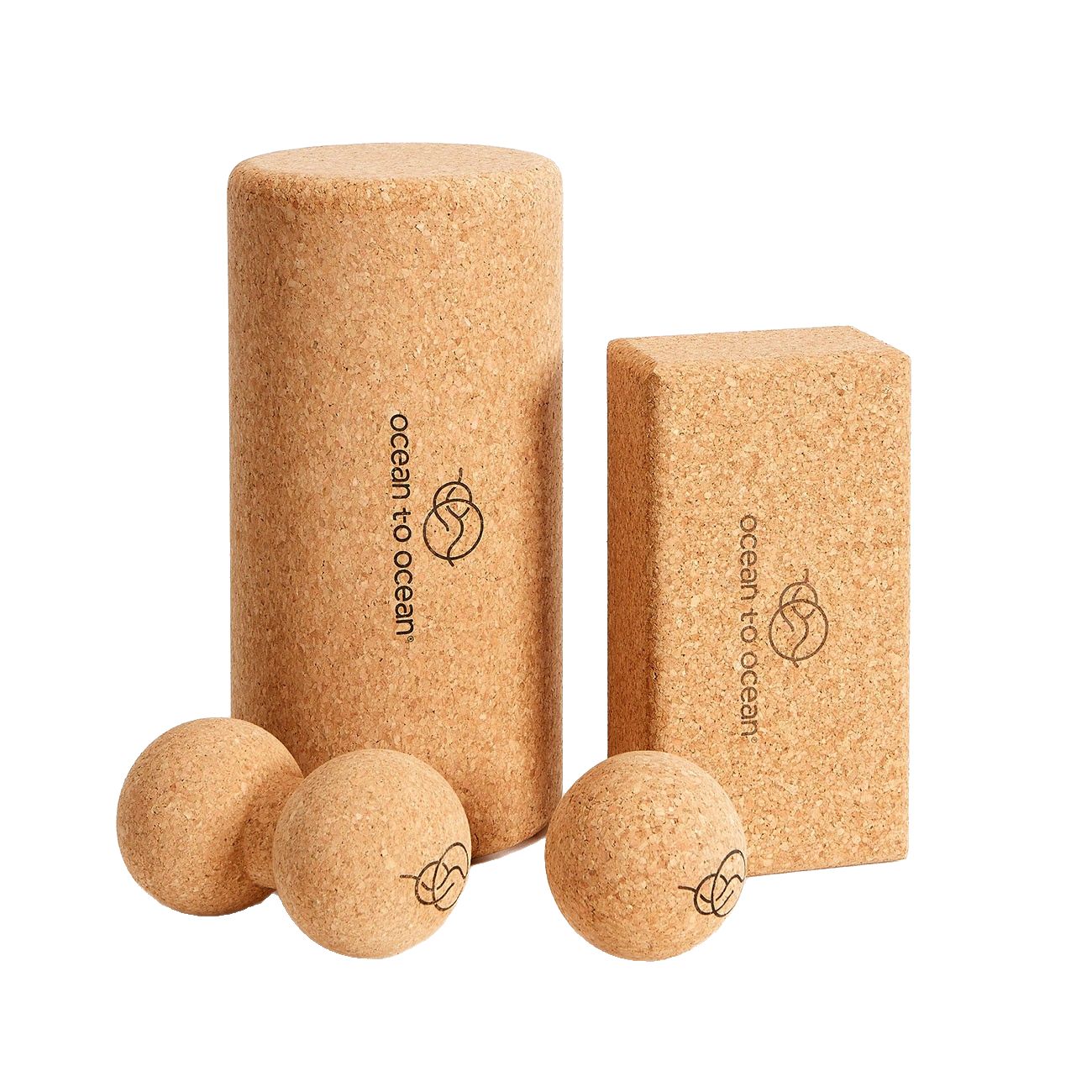 Zusammenstellung aus Kork: Yogablock, Faszienrolle, Peanut-Faszienball und Faszienball. Alle Produkte haben das Logo.