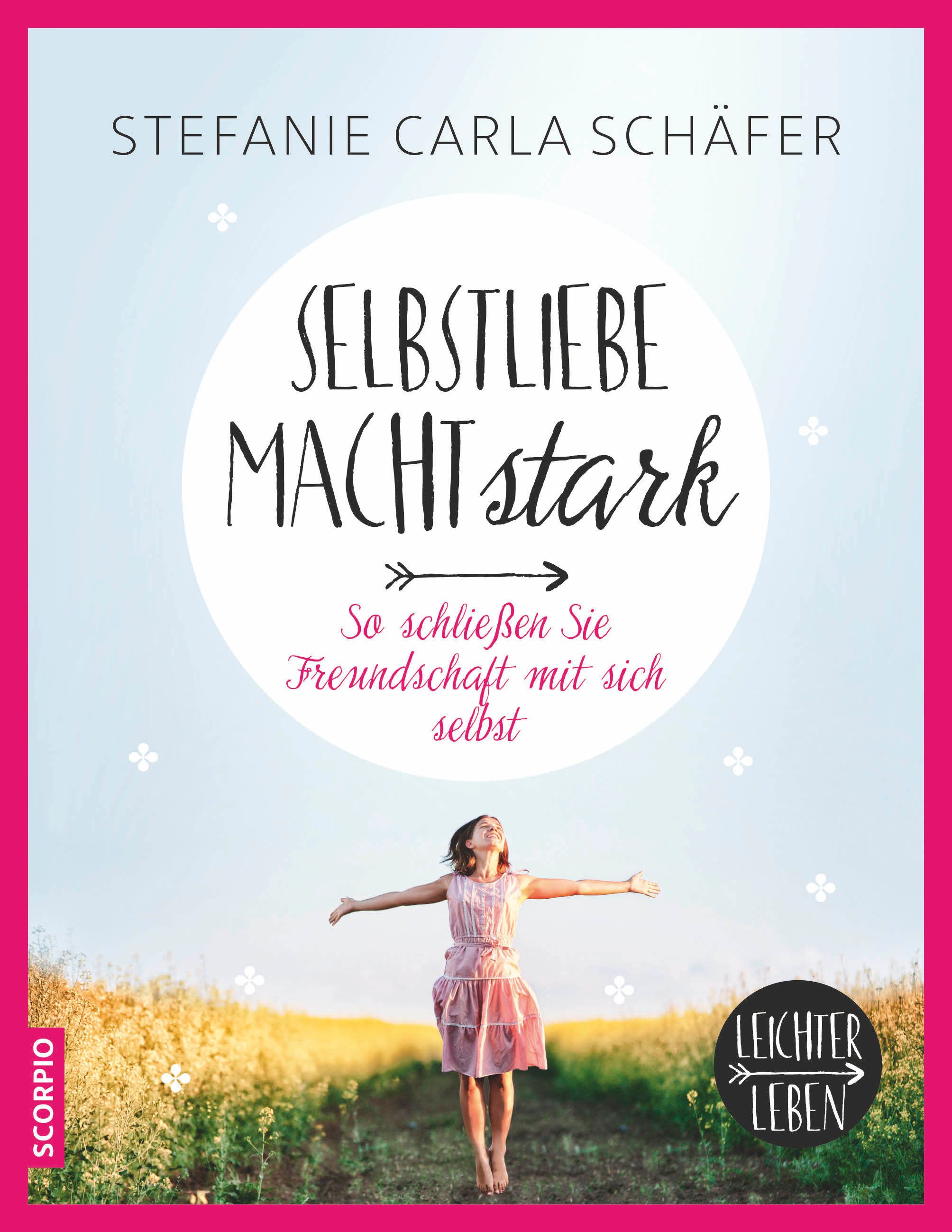 Buchcover mit Titel "Selbstliebe macht stark". Autorin: Stefanie Carla Schäfer. Frau mit ausgebreiteten Armen vor Landschaft.